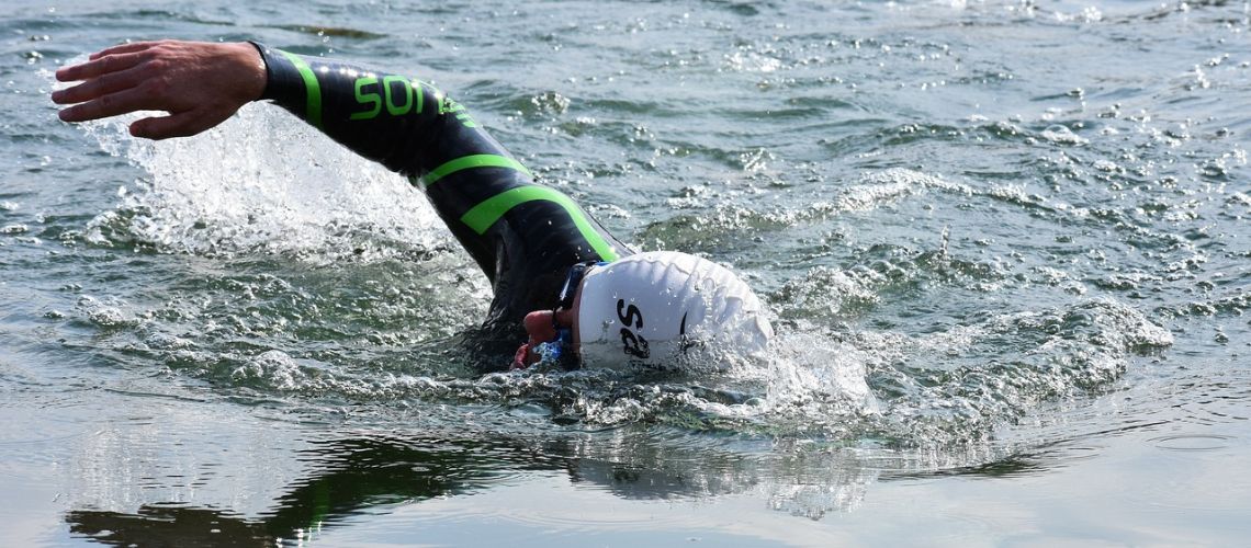 zoom natation dans l'océan